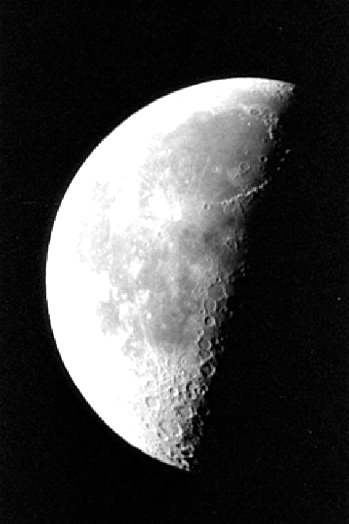 
   
     Figure C6 : image moon.tif filtered successively with h and g 
   
  